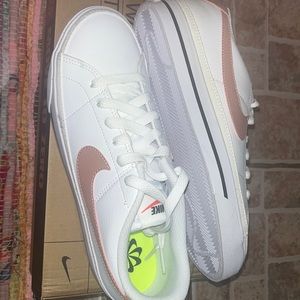 WMNS NIKE COURT LEGACY NN brand new, worn once
